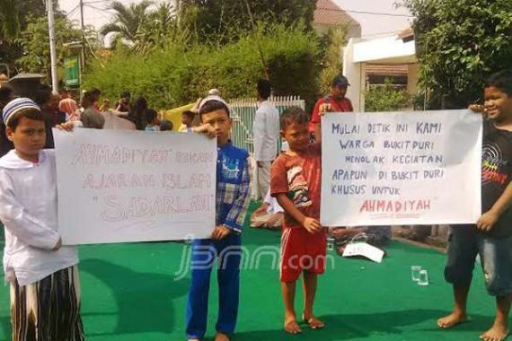 Anak-Anak Ini Ikut Aksi FPI Tolak Ahmadiyah di Bukit Duri - JPNN.COM