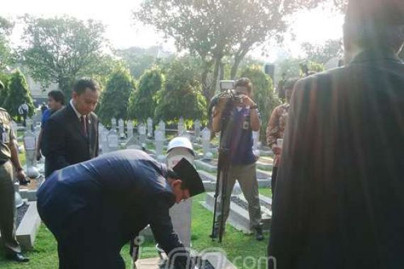 Sambangi TPU Karet Bivak, Ahok Sempat Ziarah Makam Ibu Angkat - JPNN.COM