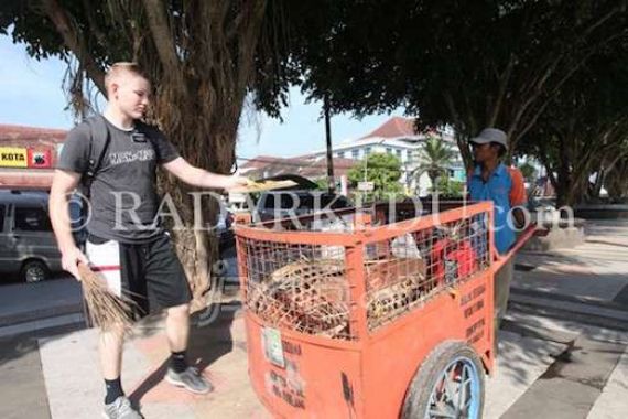 Sejumlah Bule Bersihkan Alun-Alun Magelang - JPNN.COM