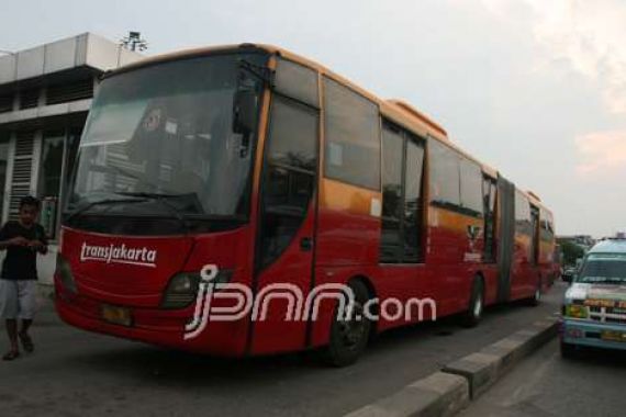 Sopir Bus Transjakarta Penabrak Sejumlah Kendaraan di Mampang Dipecat - JPNN.COM