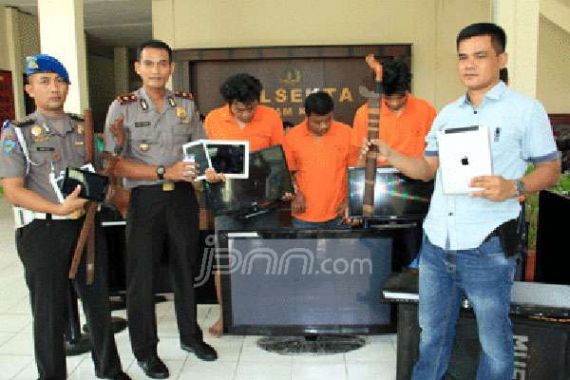 Modal Obeng dan Motor, Empat Pencuri Ini Bobol 40 Rumah, Ini Barang Buktinya - JPNN.COM