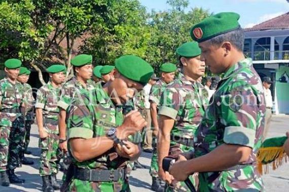 Bagikan Arloji dari Panglima TNI, Dandim Magelang Ingatkan Babinsa Disiplin Waktu - JPNN.COM