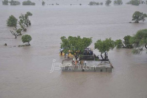 Parah, Banjir Musim Hujan Melanda Gujarat Tewaskan 70 Jiwa, Ini Fotonya... - JPNN.COM