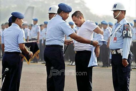 TNI-AU Bikin Upacara Pemecatan Pengedar Narkoba, Ini Fotonya - JPNN.COM
