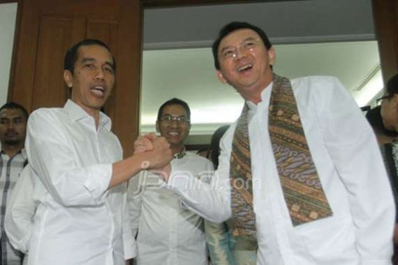 Ahok Diberi Bunga oleh Jokowi sebagai Kado Ultah - JPNN.COM