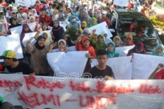 Aksi Dukung Wali Kota Bengkulu, Hentikan Pengadilan Jalanan - JPNN.COM