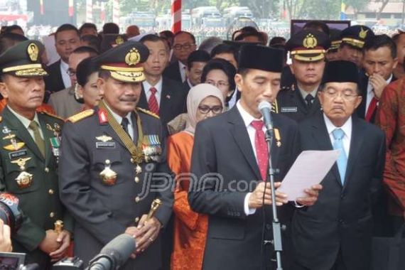 Pita Hitam di Lengan Jokowi, JK, dan Personel Polri - JPNN.COM