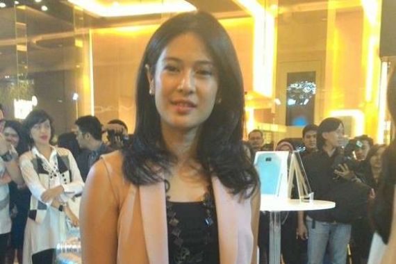 Dian Sastro Sibuk Selfie, Enggan Komentar - JPNN.COM