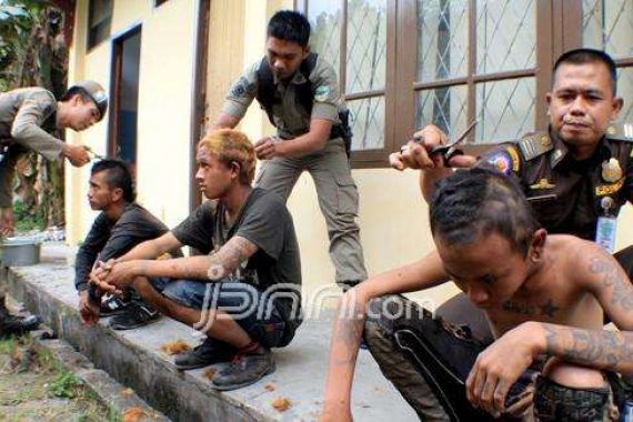 Duh...'Modal' Menangis, Anak Punk Berhasil Lolos dari Razia - JPNN.COM