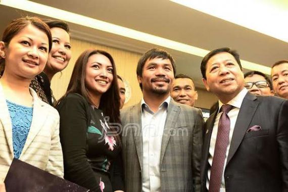 Pacquiao jadi Rebutan Staf Cantik dan Wartawan di DPR - JPNN.COM