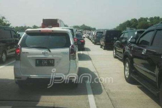 Tol Cipali Masuk KM 174 Mulai Macet Parah - JPNN.COM