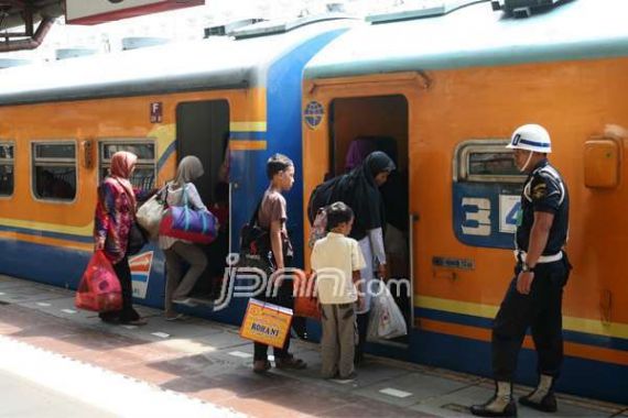 KAI Klaim 30 Rangkaian Kereta Api Tambahan Cukup untuk Angkut Pemudik - JPNN.COM