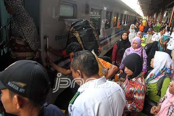 H-5, Stasiun Senen Sudah Berangkatkan 15.668 Penumpang - JPNN.COM