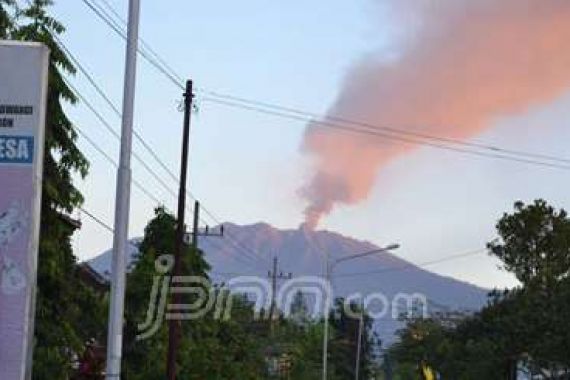 Gunung Raung Kembali Meraung, Bandara Sumenep Ditutup sampai Besok - JPNN.COM