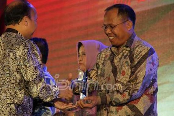 Bupati Basri Terima Anugerah Kepala Daerah Inovatif - JPNN.COM