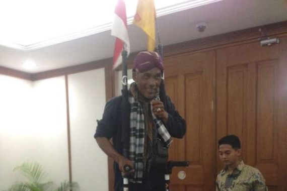 Demi Bertemu Jokowi, Pria Ini Berjalan dengan Egrang dari Yogya hingga Jakarta - JPNN.COM
