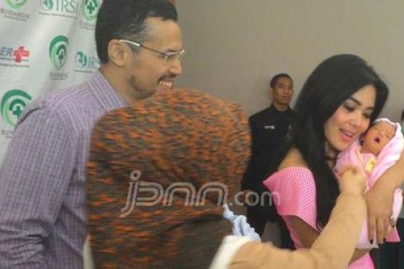 Syahrini Ikut Sumbang Nama untuk Anak sang Manajer - JPNN.COM