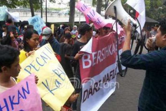 Ratusan Warga Jakarta Geruduk Kantor Bulog - JPNN.COM
