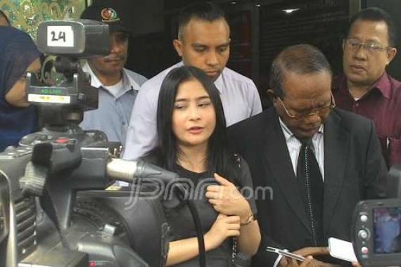 Kasus Foto Bugil, Prilly Digarap Polda Metro - JPNN.COM