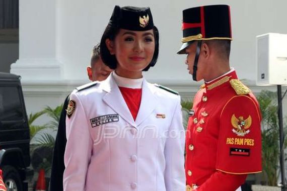 Si Cantik Pembawa Baki Merah Putih Takut Tergelincir di Tangga Istana - JPNN.COM