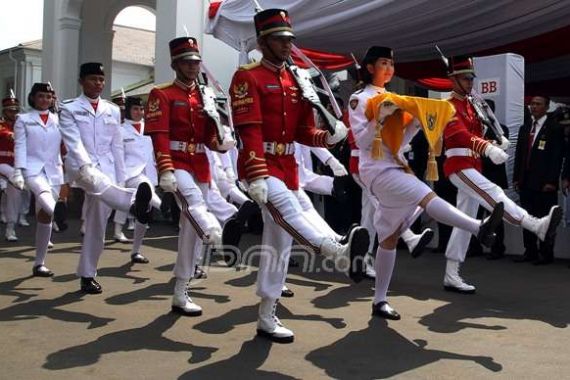 Siswi Gorontalo Bawa Baki Penurunan Bendera di Istana - JPNN.COM