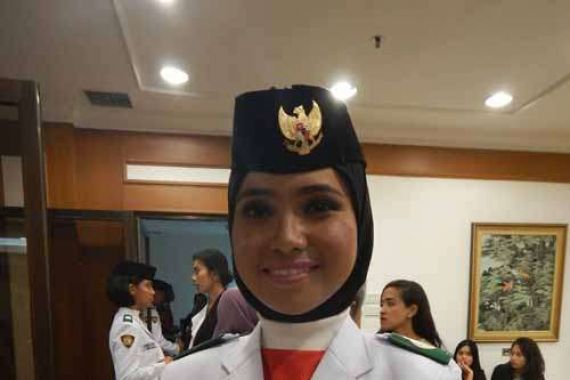 Si Cantik Rani, Sang Pembawa Baki Ini Ingin Jadi Polwan - JPNN.COM