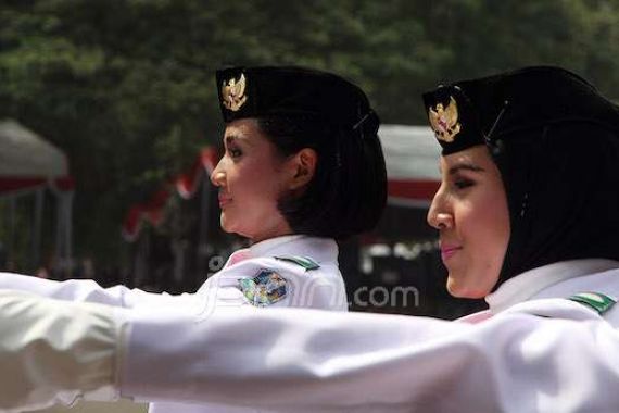 Lah, Pembawa Baki Bendera Pusaka Tak Bisa Jawab Pertanyaan Jokowi - JPNN.COM