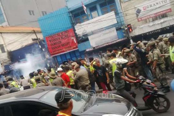 Kampung Pulo Rusuh, Hujan Batu dan Gas Air Mata Warnai Penggusuran - JPNN.COM