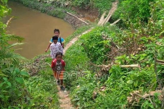 Bocah-bocah SD Itu Harus Jalan Kaki Dua Jam, Bertemu Ular dan Babi Hutan - JPNN.COM