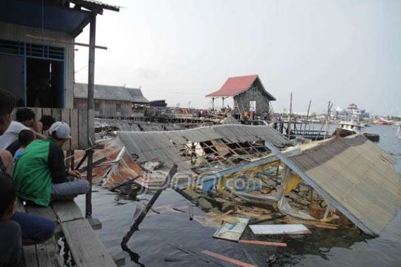 Lima Rumah Tiba-tiba Ambruk Bukan Diterjang Puting Beliung - JPNN.COM