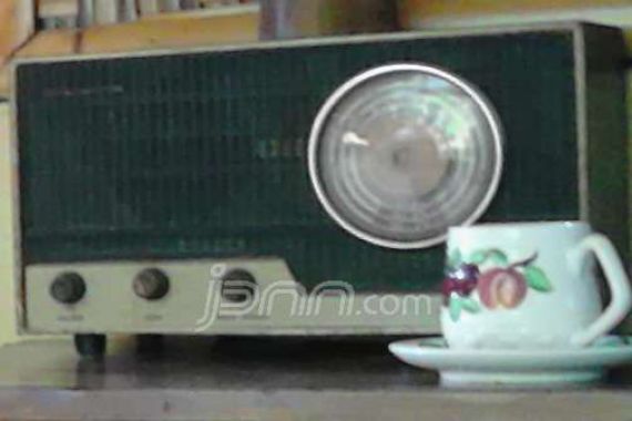 Pemirsa...Inilah yang Terjadi Ketika Orang Indonesia Pertama Mendengar Radio - JPNN.COM