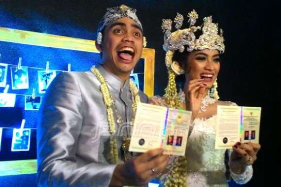 Resmi Menikah, Ayudia Bing Slamet Malu Dicium Suami - JPNN.COM