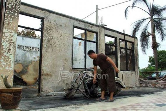 Sulut Rokok di Kompor Gas, Rumah Mantan Anggota Dewan Hangus Dilalap si Jago Merah - JPNN.COM