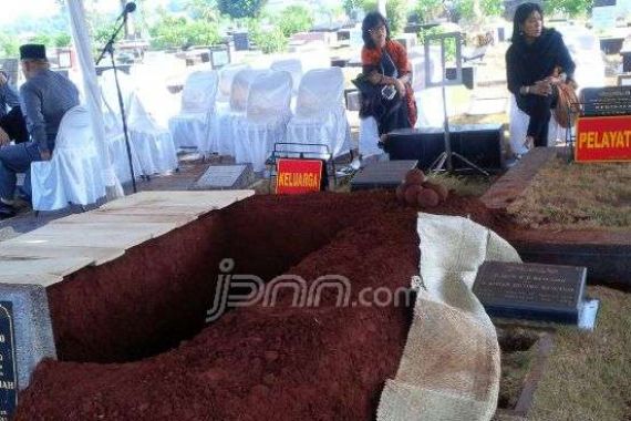 Makam Bang Buyung di Samping Putranya - JPNN.COM