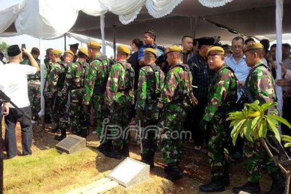 Puluhan Tentara Bersenjata di Tanah Kusir - JPNN.COM