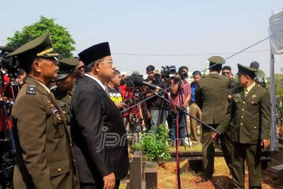 Darmin Nasution jadi Inspektur Upacara Pemakaman Bang Buyung - JPNN.COM