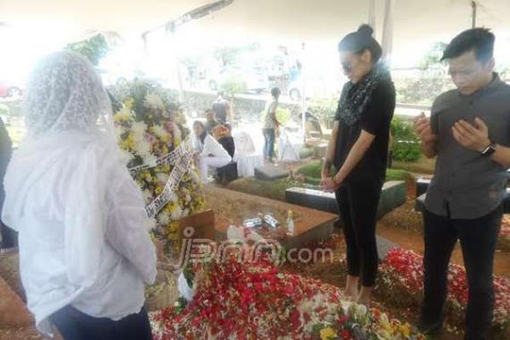 Lihat, Ariel dan Sophia Latjuba Panjatkan Doa di Makam Bang Buyung - JPNN.COM