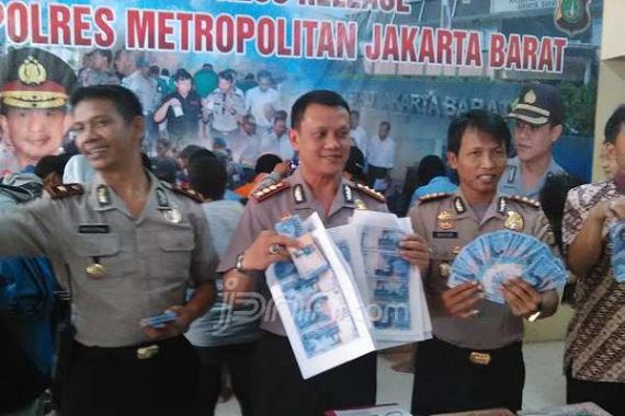 8-6! Polres Jakarta Barat Bongkar Uang Palsu - JPNN.COM