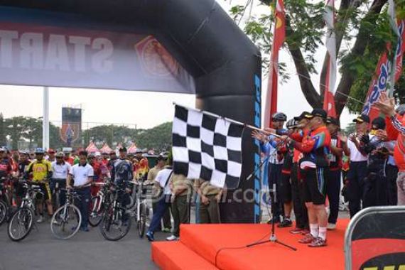 15 Ribu Peserta, Ikuti Fun Bike Jelang HUT TNI 2015 - JPNN.COM