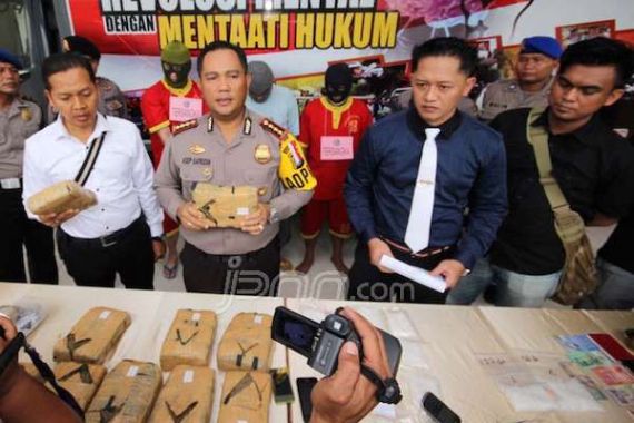 11 Kg Ganja Diangkut Pakai Tas Ransel, Lagi-Lagi dari Daerah Ini - JPNN.COM