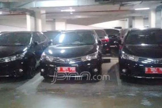 Pak Polisi...Ada Mobil DPRD DKI yang Pelat Nomornya Merah Diubah Hitam - JPNN.COM