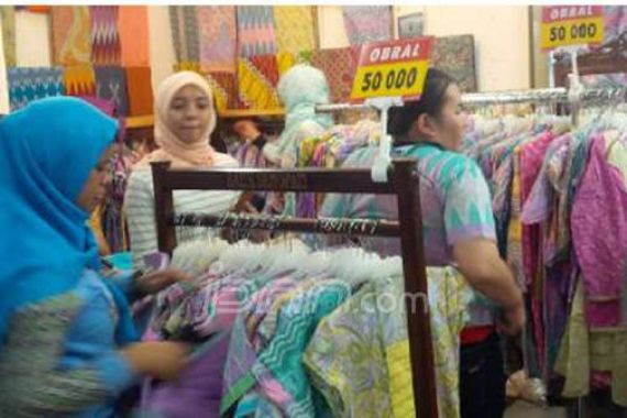 Laris Manis...Penjual Batik Kebanjiran Pembeli - JPNN.COM