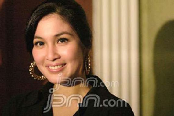 Didoakan Romo Segera Menikah, Pipi Sandra Dewi Memerah - JPNN.COM