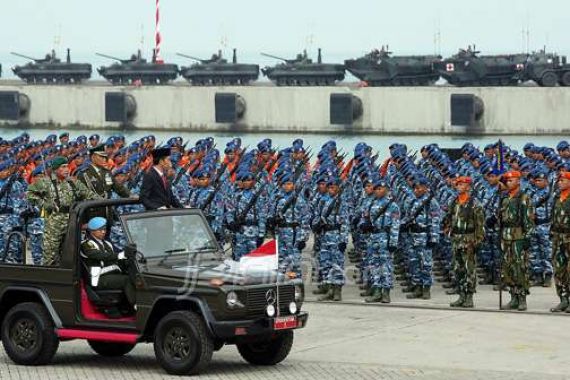 Sebelum Sampaikan Amanat, Jokowi Periksa Pasukan Upacara HUT TNI - JPNN.COM
