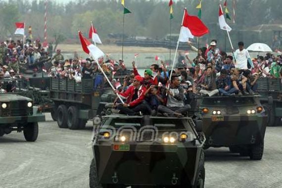 Warga Rame-rame Naik Tank TNI, Kapan Lagi Pak Presiden? - JPNN.COM