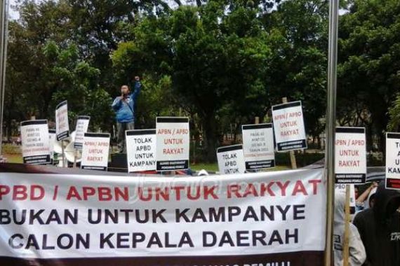 Demo di Sidang Perdana Uji UU Pilkada: Tolak APBD buat Kampanye - JPNN.COM