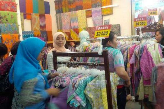 Kejar Omzet, Penjual Batik Pekalongan Ini Tetap Kasih Diskon - JPNN.COM