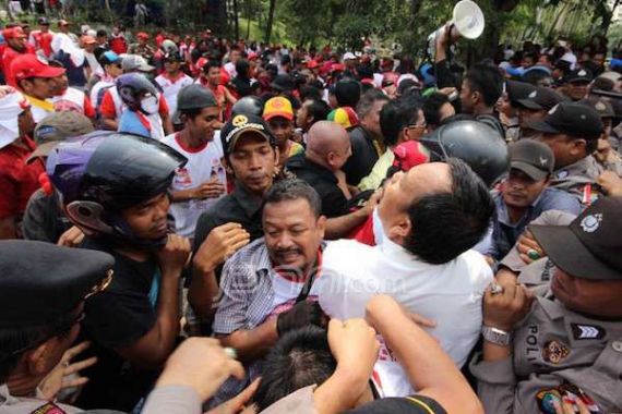 Polisi Turunkan 500 Personil Amankan KPU Batam, Suryo Janji Turunkan Massa Lebih Banyak - JPNN.COM