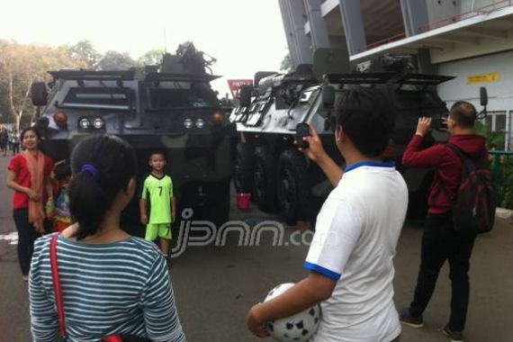 Suasana di GBK Tegang, Ribuan Personel Polisi dan TNI Disebar - JPNN.COM