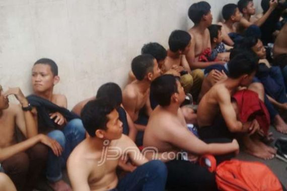 Mobil Polisi Hilir Mudik Angkut Perusuh di GBK - JPNN.COM